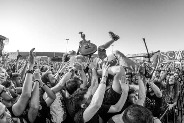 Crowd Surfing bei einem Musikfestival