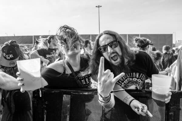 Metalheads bei einem Open-Air Konzert