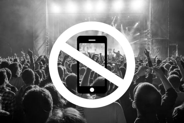 Livekonzert mit einem Handyverbot-Symbol als Overlay