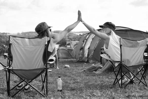 Zwei weibliche Metalheads am Campingplatz