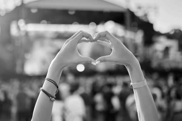 Ein Metalhead zeigt ein Herz mit seinen Fingern