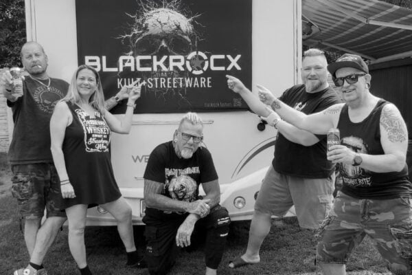 Metalheads mit der BLACKROCX-Fahne